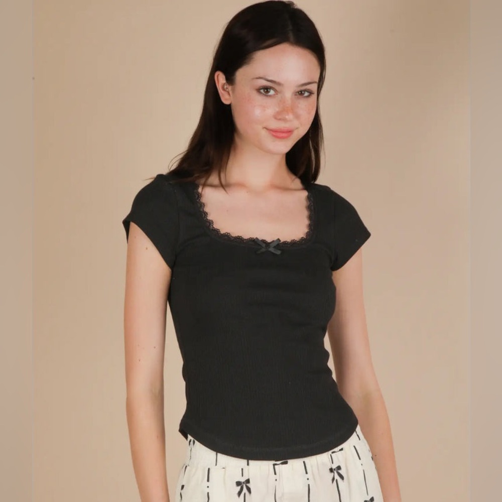 NWOT. Ribbed Knit Short Sleeve Top with Lace & Bow Trim Detail